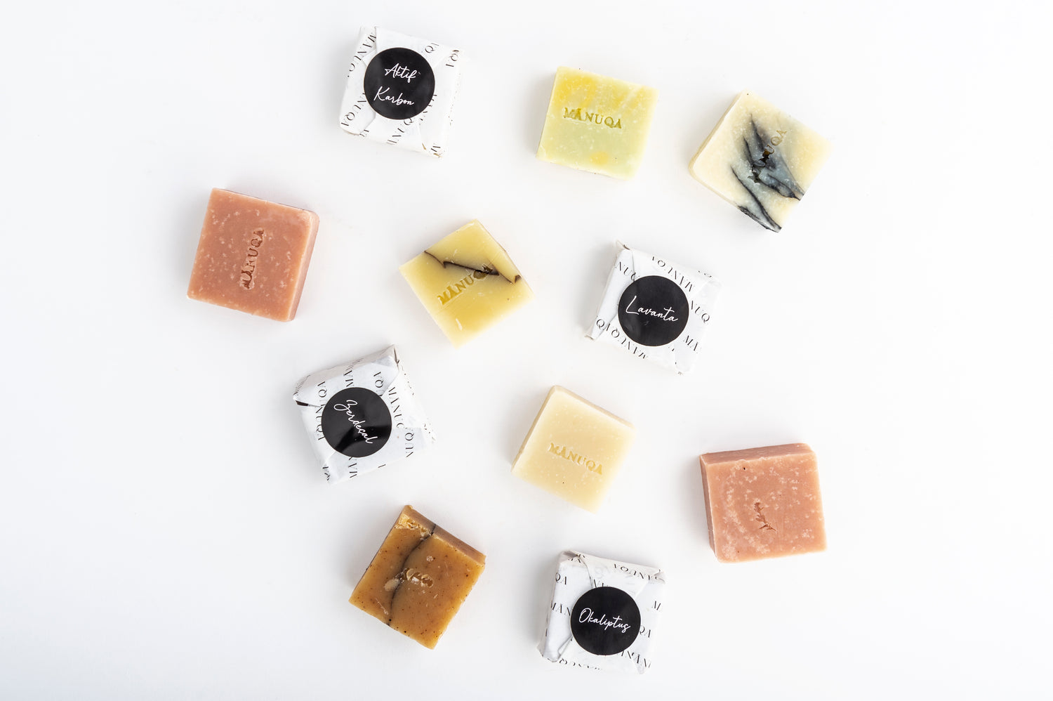 Mānuqa dünyasını keşfederken, cilt bakımından çok daha fazlasını keşfedeceğinizi umuyoruz: doğayla bağlantı, bir anlık zevk ve daha iyi bir gezegen için bilinçli bir seçim. Cilt bakım ritüeliniz doğa ve işçiliğin bir araya gelmesiyle ortaya çıkan güzelliğin yansıması olsun.